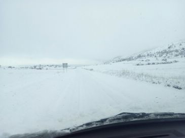 Las nevadas de las últimas horas: complicaciones viarias pero también alivio para el campo