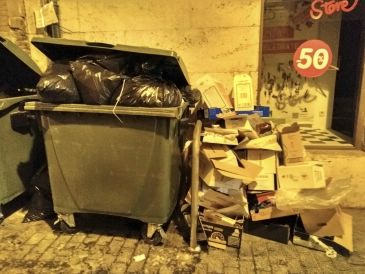 Los vecinos del Centro de la capital turolense critican la dejadez de los contenedores