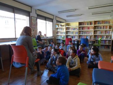 La biblioteca de Alcorisa muestra su compromiso con la ciencia y las mujeres