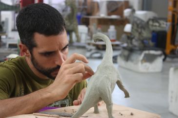 Ciencia, tecnología y arte se funden en la nueva escena de depredación entre dinosaurios de Dinópolis