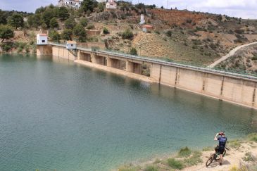 La reserva estacional obliga a desembalsar tanta agua como entra en el Arquillo por estar la presa al nivel máximo con un 92,2% de capacidad