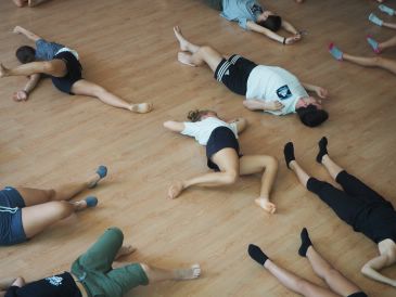 Una treintena de jóvenes turolenses aprenden baile contemporáneo con Wondy