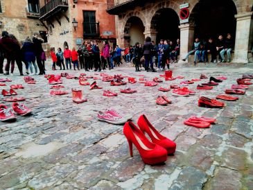 Pancartas moradas y zapatos rojos contra la violencia machista