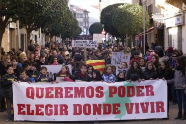 Los más jóvenes lanzan su grito de esperanza en la multitudinaria manifestación de Andorra