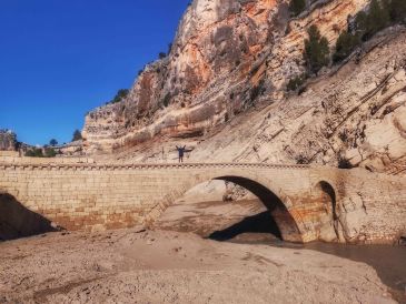 El puente medieval que estaba bajo el pantano de Santolea será desmontado piedra a piedra