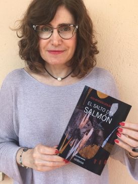 La escritora Rosa Montolío presenta en Teruel su poemario El salto del Salmón: “Para mí el arte y la literatura van de la mano y siempre  intento conjugarlo todo”