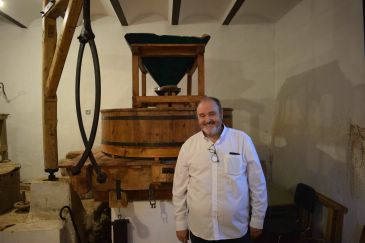 El artista turolense Javier Hernández restaura en Villalba Baja un molino harinero de principios del siglo XX