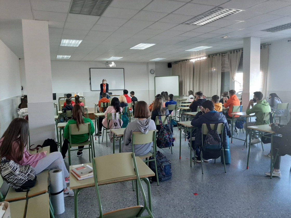 Eva Fortea comparte los entresijos de ‘Muñecos de hielo’ con estudiantes de Cella
