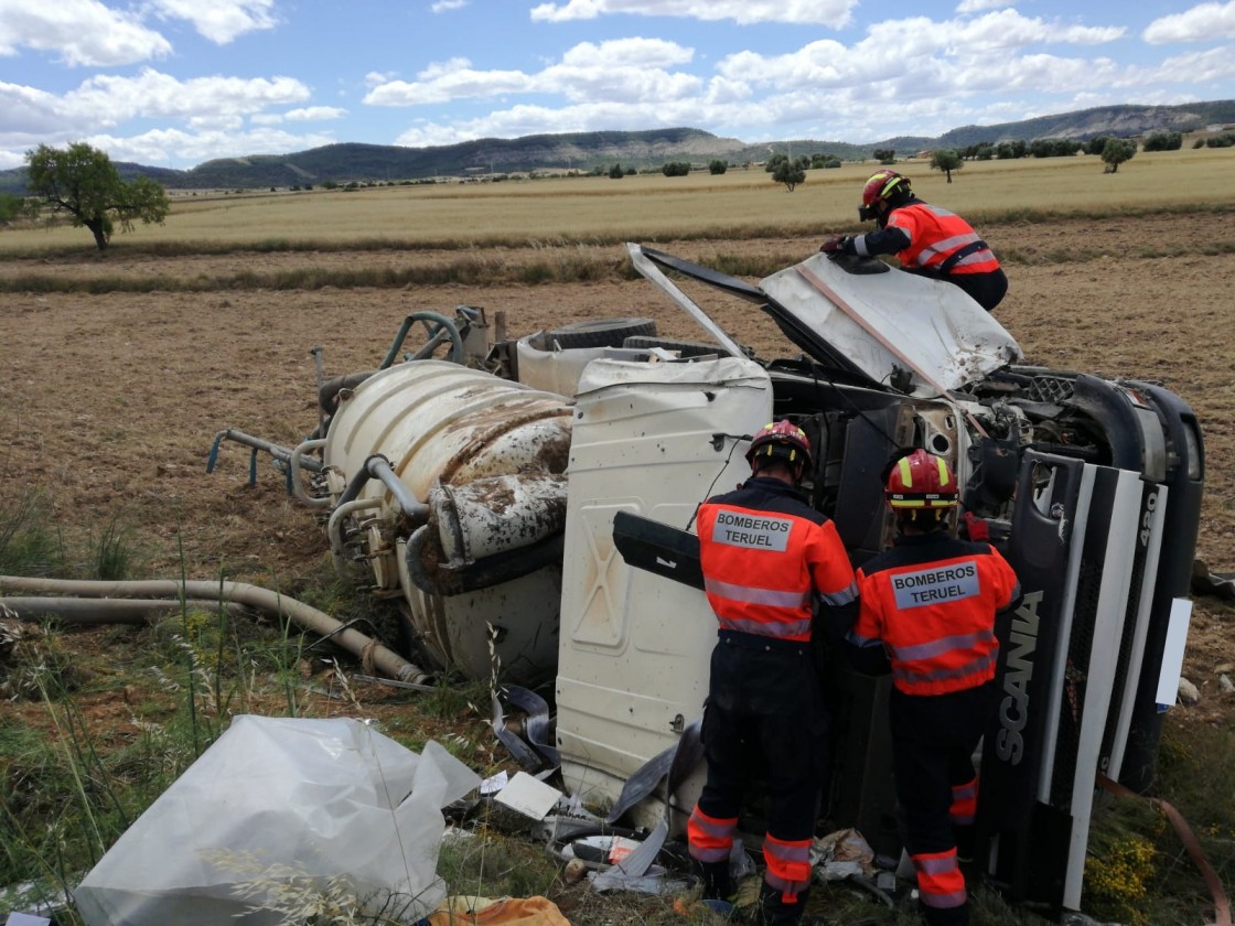Los Bomberos liberan al conductor de un camión de purines accidentado entre Andorra y Albalate