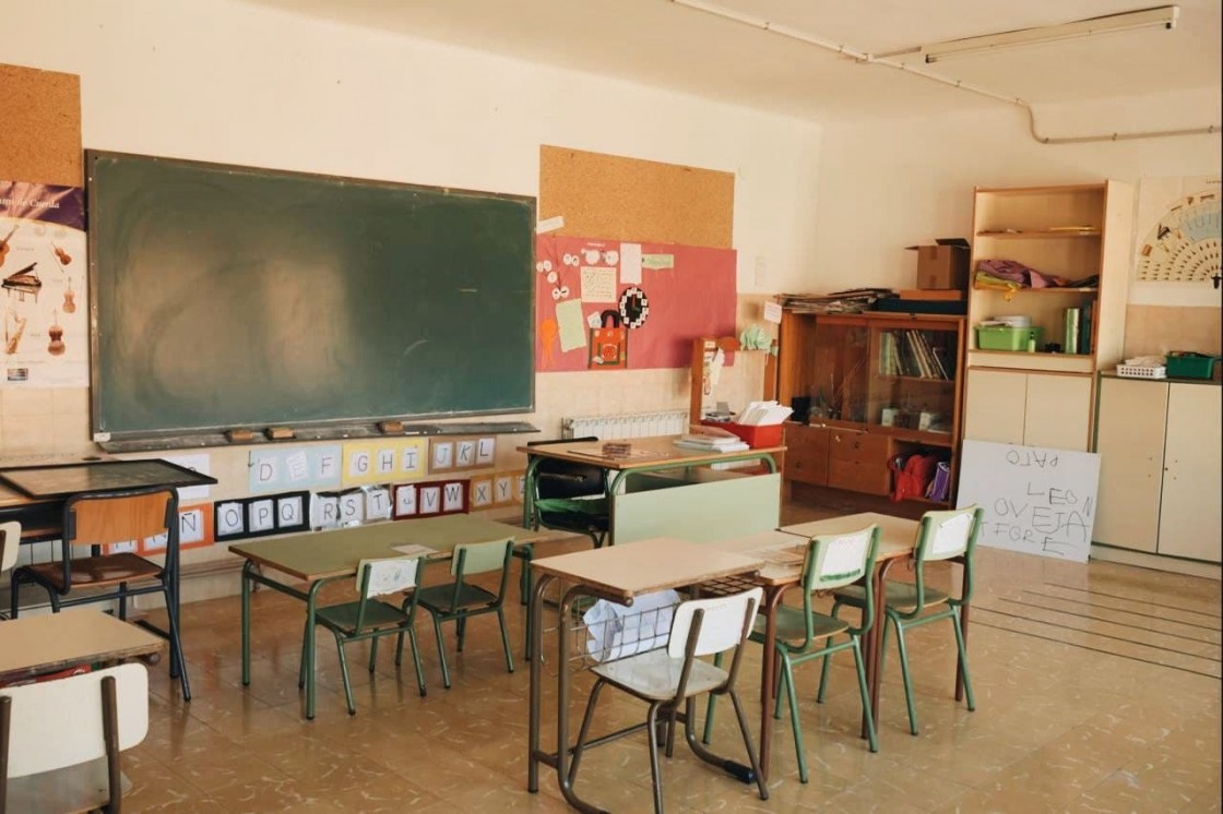 Apadrinaunolivo.org salvará la escuela de Alacón con  una familia de agricultores