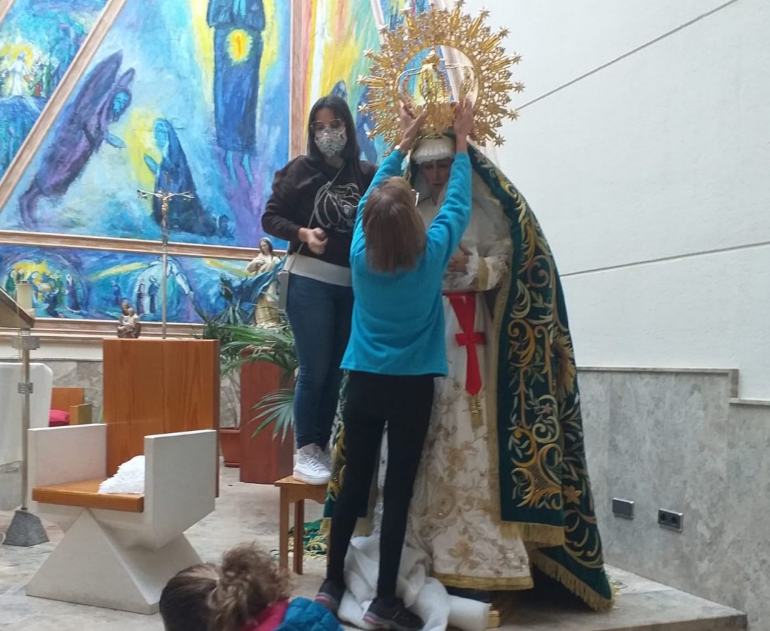 La Hermandad de Jesús Atado a la Columna y la Esperanza de Teruel traslada sus imágenes a la Fuenfresca para las ceremonias de devoción a la Virgen