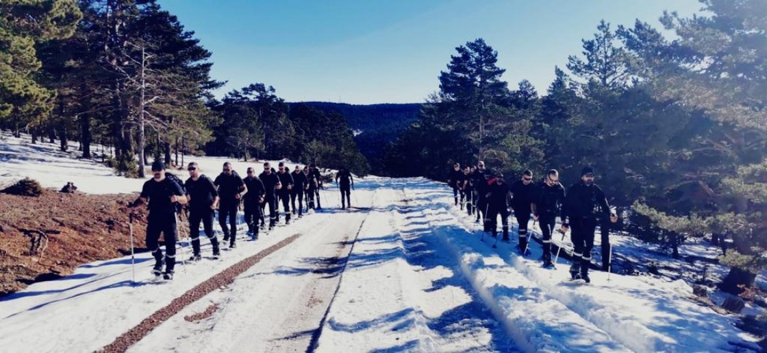 La Unidad Militar de Emergencias realiza prácticas de rescate en nieve en Linares de Mora