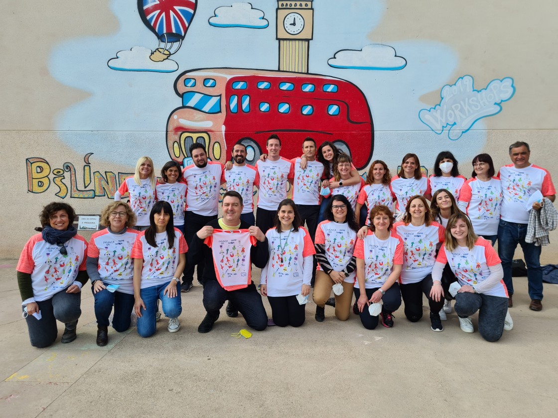 La camiseta de Saúl que invita a sonreír a la vida encandila al colegio Juan Sobrarias de Alcañiz