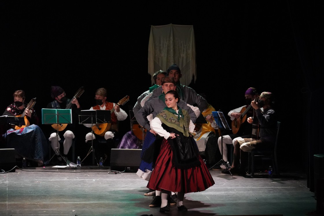 Los Amigos de la Jota cantan y bailan en el Teatro Marín por San Jorge