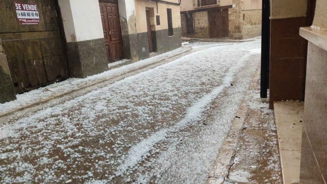Una tormenta de piedra descarga en Mora de Rubielos, inunda el pabellón y causa destrozos