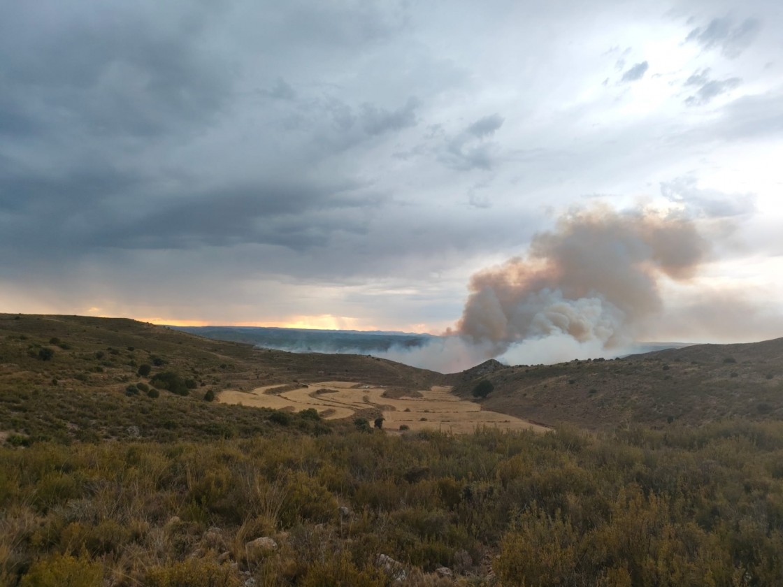 Extinguido el fuego originado por un rayo en Oliete, que ha calcinado unas 110 hectáreas