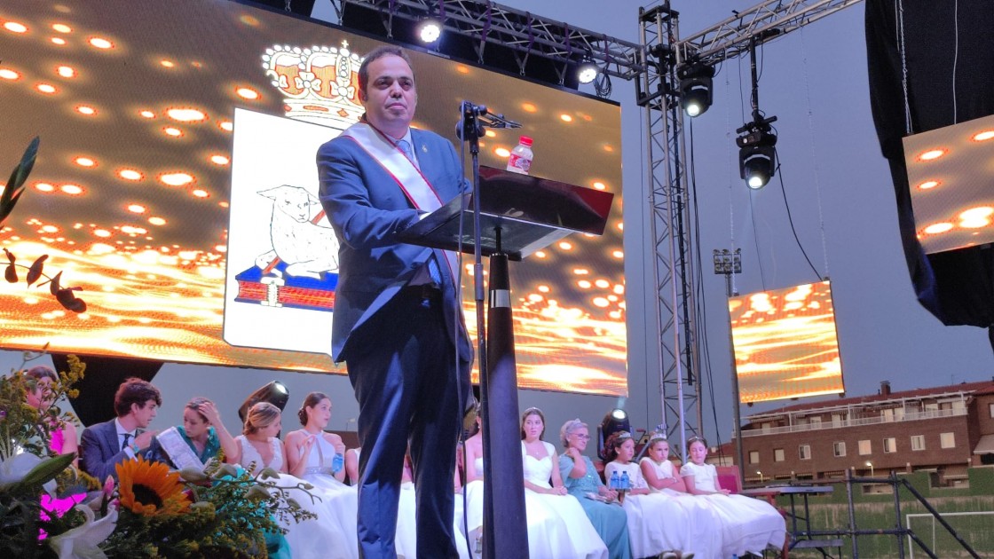 El alcalde de Andorra anuncia en el pregón de fiestas que deja la alcaldía de forma temporal