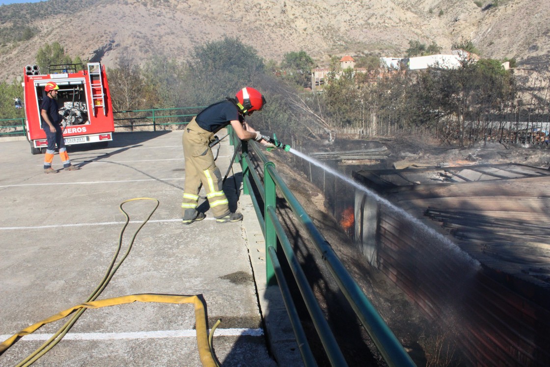 Un incendio a las afueras de Valacloche pone en vilo a los residentes del casco urbano