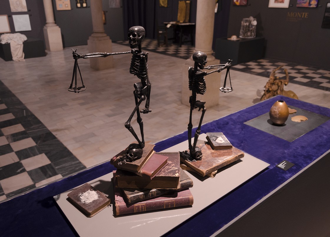 Bartolomé Palazón homenajea al pintor Juan Valdés con la escultura ‘Partida doble’