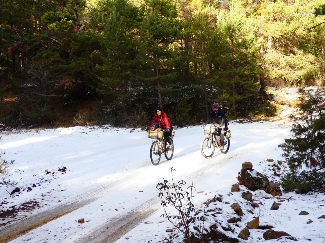 El ‘youtuber’ Bikepackid ensaya su próxima aventura en el invierno de Montañas Vacías