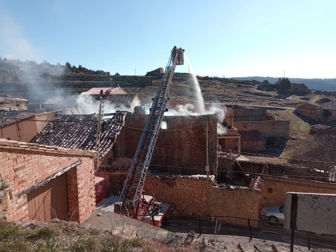 Bomberos de la DPT extinguen dos incendios en viviendas de Alobras y Montalbán