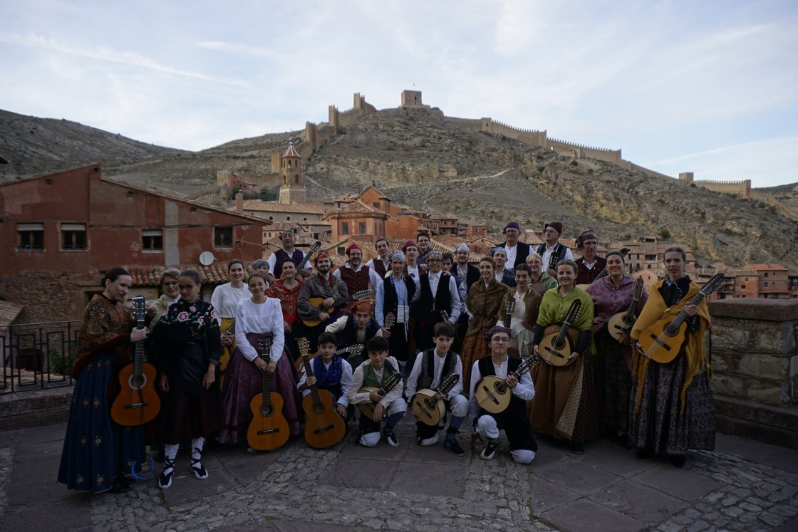 El Tour de los Mayos une a los vecinos de varios pueblos de la Sierra de Albarracín