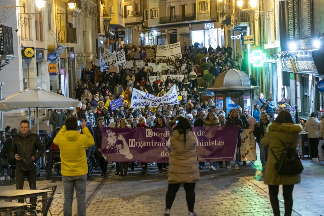 Teruel moviliza a 700 personas para reivindicar los derechos de las mujeres