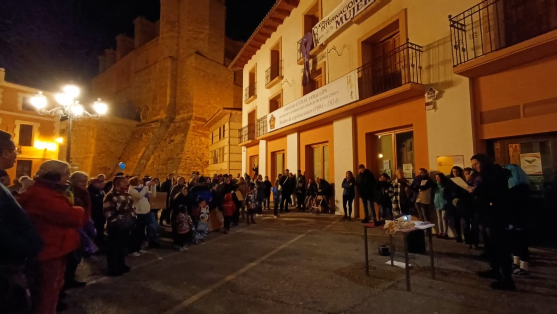 Música y cine aportan calidez a una fría noche reivindicativa en Montalbán