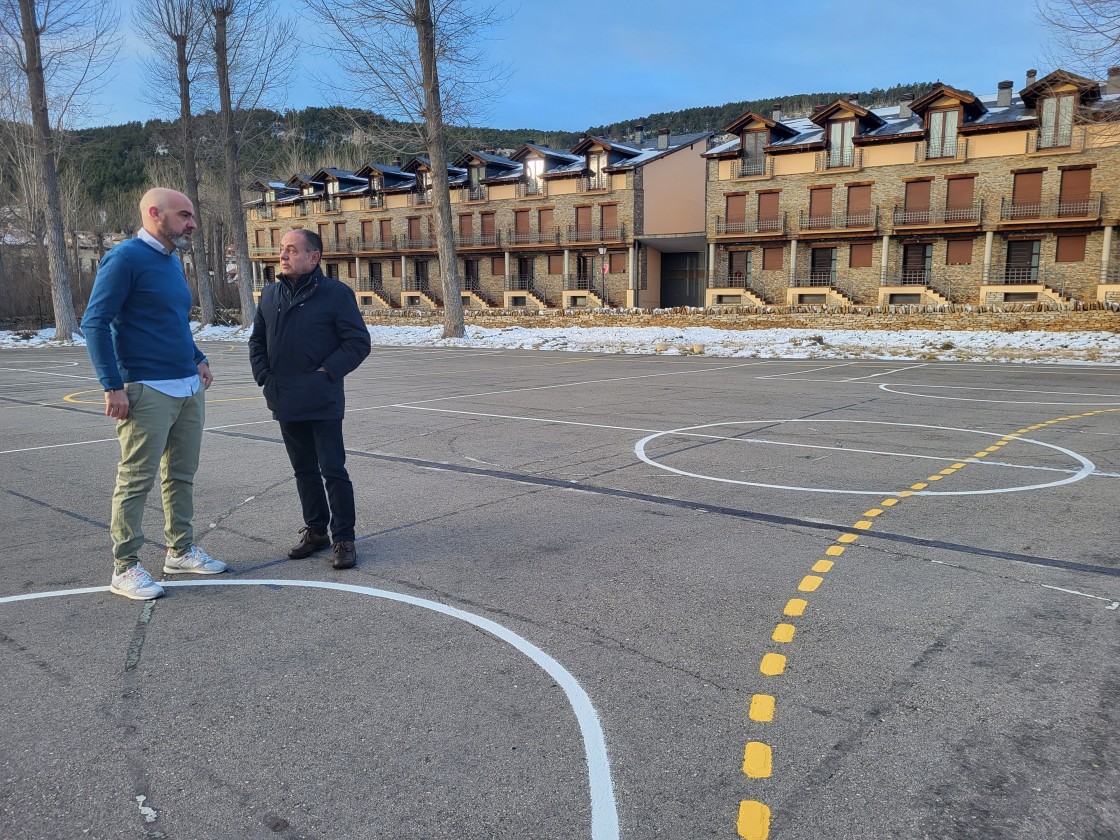 La Colonia Polster mejora sus instalaciones con la construcción de una pista polideportiva