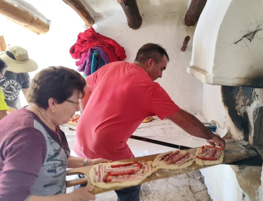 San Agustín reinaugura el horno de Los Baltasares cociendo pan y pastas
