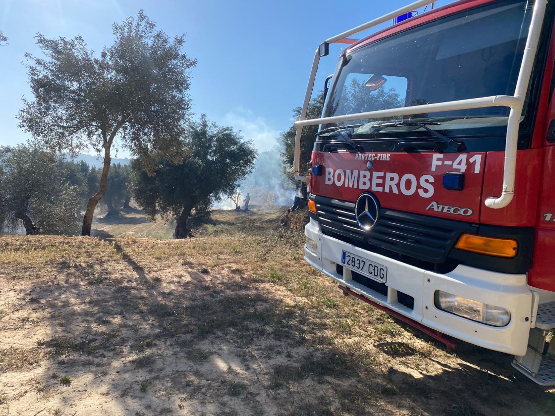 Bomberos de la Diputación de Teruel participan en la extinción de un incendio en Calaceite
