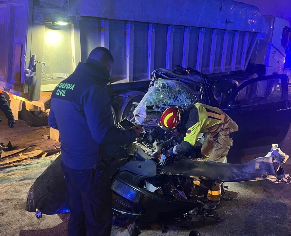 Heridos cinco jóvenes al chocar su coche contra un camión estacionado en Andorra