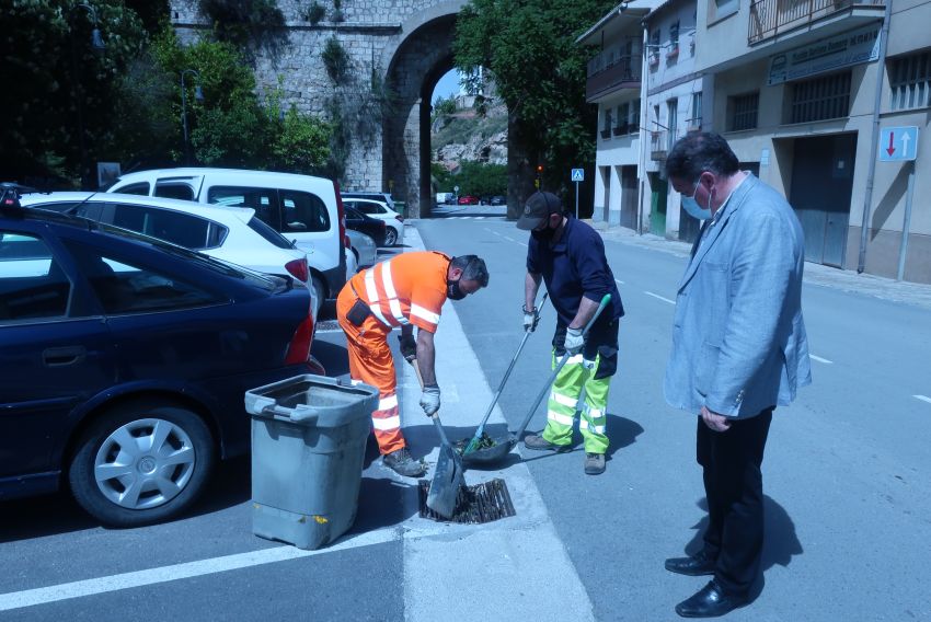 El Ayuntamiento de Teruel continúa limpiando los sumideros tras la tormenta de agua y granizo del pasado miércoles