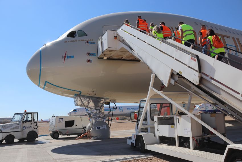 Los alumnos de la Universidad de Verano de Teruel conocen las entrañas del gigante A380