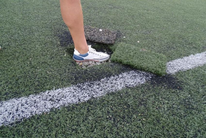 El Alcañiz CF critica los riesgos de lesión que entraña jugar en un campo con hoyos