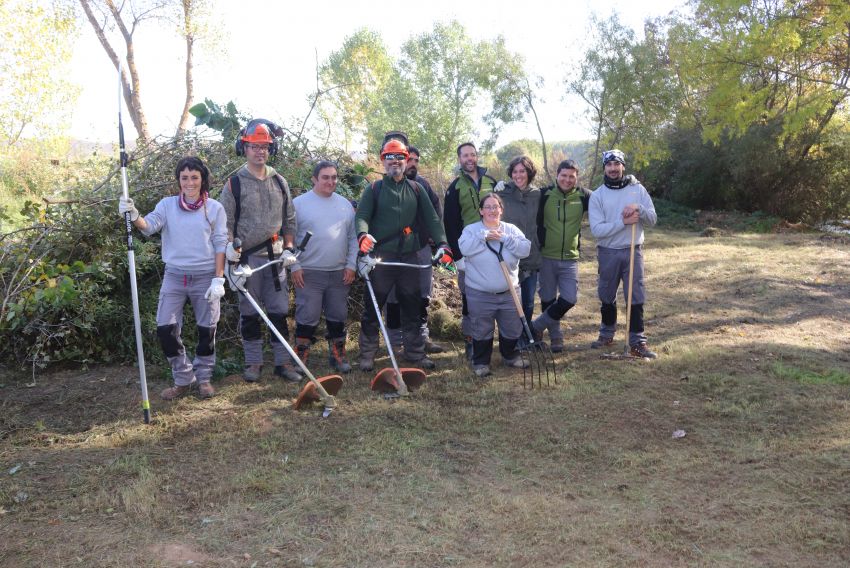 El taller de empleo forestal de Gea crea un jardín botánico en el paseo fluvial