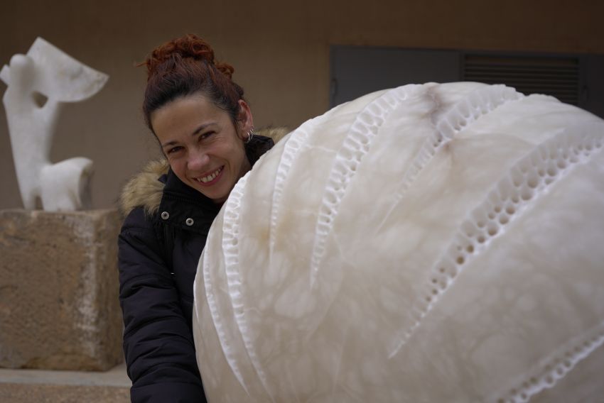 Noemí Palacios, escultora participante en el Simposio del Alabastro de Albalate: 