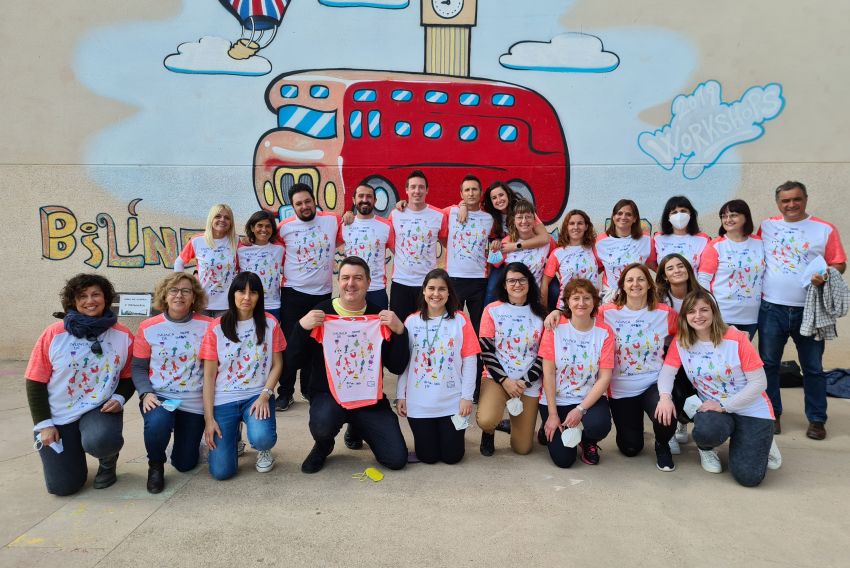 La camiseta de Saúl que invita a sonreír a la vida encandila al colegio Juan Sobrarias de Alcañiz
