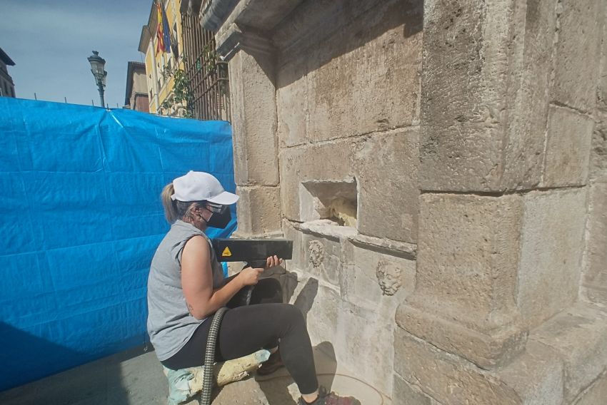 Láser para limpiar la pátina que el tiempo ha dejado sobre  las fuentes históricas de Teruel capital