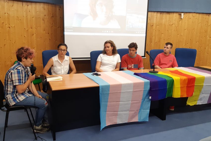 Una mesa redonda sobre la juventud trans abre los actos del Orgullo LGTBIQ en Teruel:  “No todo es azul o rosa ni todo es vagina o pene. Somos muy diversos”