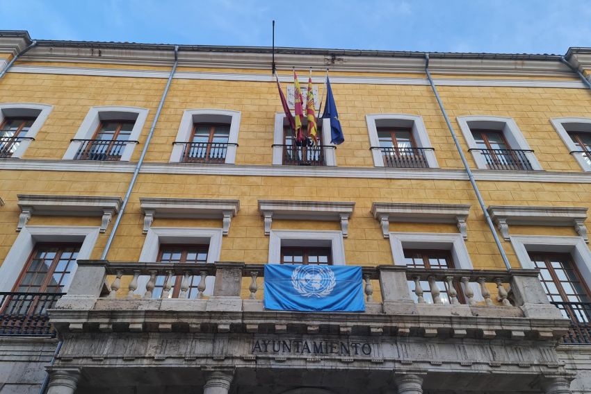 El Ayuntamiento de Teruel se suma a la conmemoración del Día de las Naciones Unidas con una bandera azul en su balcón