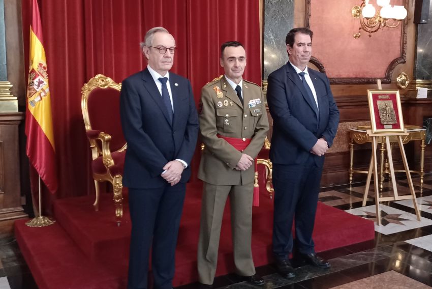 El Ejército de Tierra reconoce la colaboración del director del Aeropuerto de Teruel, Alejandro Ibrahim, con las Fuerzas Armadas