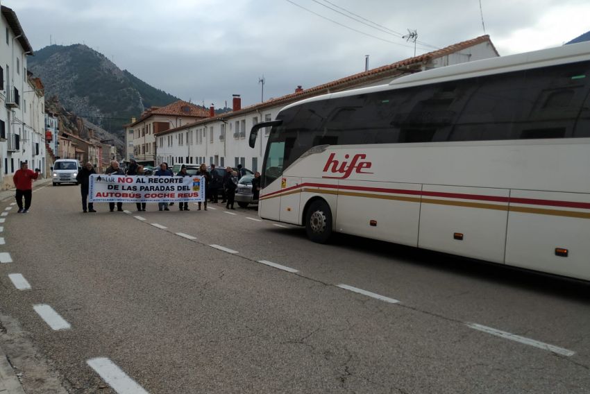 Los vecinos paran en Montalbán el autobús de Reus en protesta por los recortes del servicio