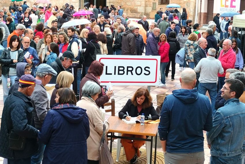 La escritora Elvira Lindo ya tiene su propia calle en el municipio de Libros