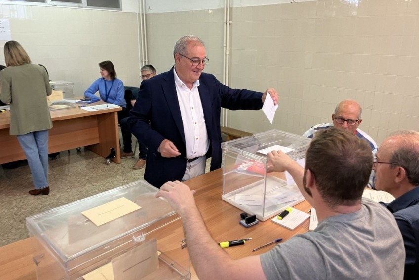 El candidato de Teruel Existe a la alcaldía de Teruel, Enrique Marín, madruga para votar en un día 
