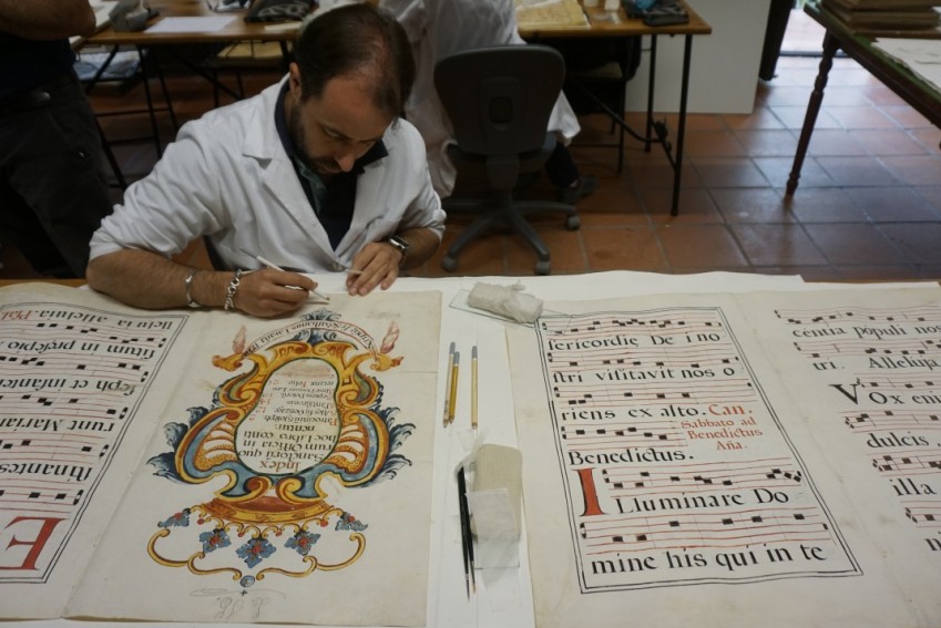 Varios papeles y pergaminos del siglo XVIII recobran su colorido tras una restauración