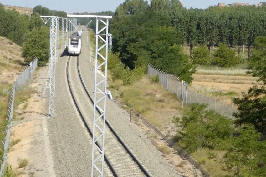 Adif avanza en la electrificación del tramo Zaragoza-Teruel-Sagunto colocando los postes de la catenaria