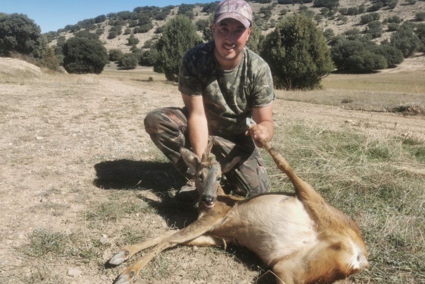 Manuel Mora, cazador: “Al retirar la corza para que los perros no la destrozasen, la sorpresa fue que tenía un cuerno”