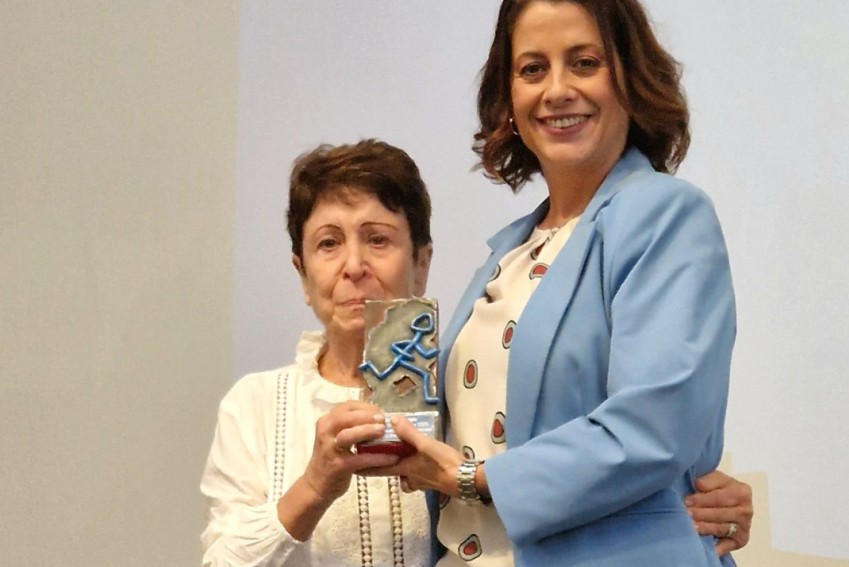 El Ayuntamiento recibe el Premio al Interés Social y Cultural de la asociación Parkinson