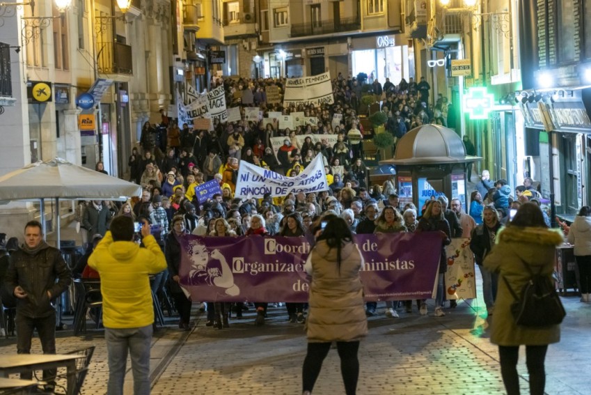 Teruel moviliza a 700 personas para reivindicar los derechos de las mujeres